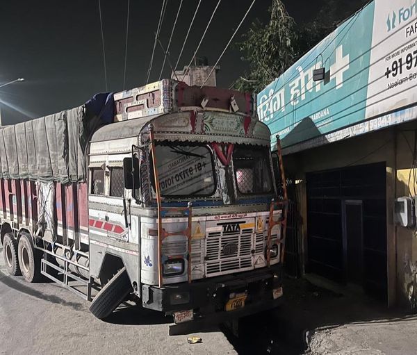नगर परिषद और लोक निर्माण विभाग पलवल नाला खोद कर उस पर स्लैब डालना भूले