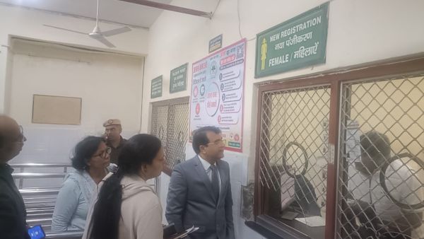 उपायुक्त डॉ हरीश कुमार वशिष्ठ ने पलवल के नागरिक अस्पताल का किया दौरा