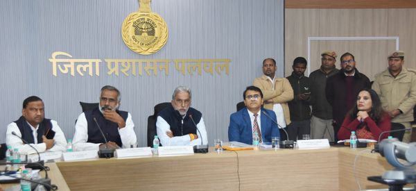 दिशा बैठक में केंद्रीय राज्यमंत्री कृष्णपाल गुर्जर ने विभिन्न विभागों से संबंधित योजनाओं की, की समीक्षा