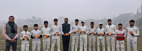 हनुमान चालीसा परिवार ने सोनेश क्रिकेट अकैडमी को हनुमान चालीसा वितरित की