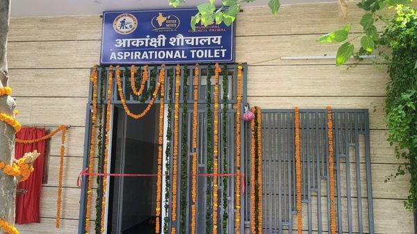 ताऊ देवीलाल टाउन पार्क में बने आधुनिक एस्पिरेशनल टॉयलेट का खेल मंत्री ने किया उद्घाटन
