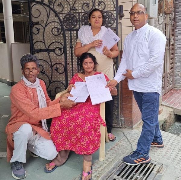 विशेष गहन पुनरीक्षण अभियान के तहत बीएलओ घर-घर बांट रहे एन्यूमरेशन फॉर्म - उपायुक्त