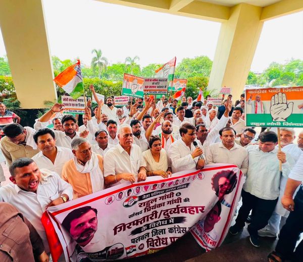 राहुल गांधी व अन्य नेताओं की गिरफ्तारी के विरोध में कांग्रेसी कार्यकर्ताओं ने किया जोरदार प्रदर्शन