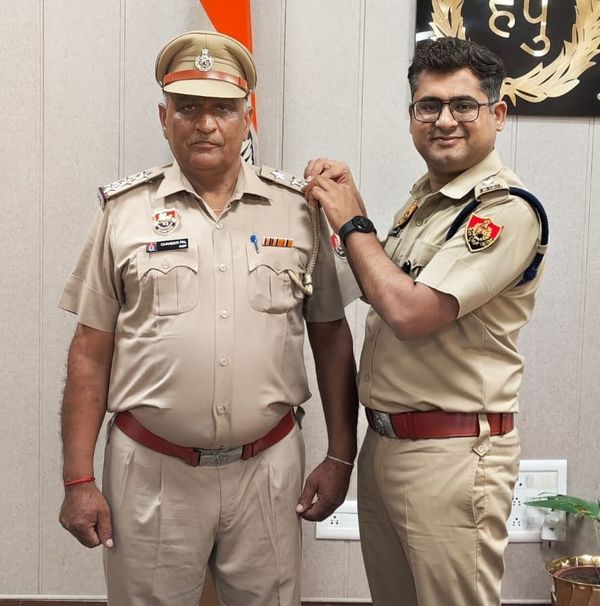 एसआई चंद्रपाल इंस्पेक्टर पद पर हुए पदोन्नत, पुलिस अधीक्षक ने लगाए स्टार