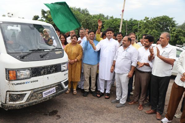 सफाई व्यवस्था होगी बेहतरीन, गौरव गौतम ने 111 कूड़ा वाहनों को दिखाई हरी झंडी