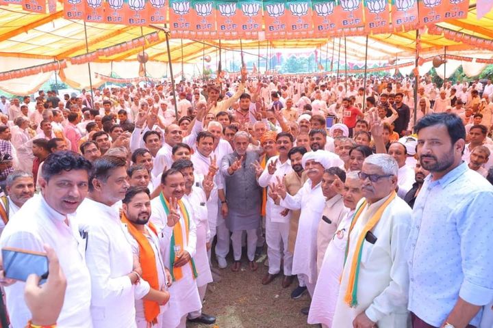 केंद्रीय राज्य मंत्री कृष्णपाल ने झोली फैलाकर भाजपा प्रत्याशी गौरव गौतम के पक्ष माँगी वोट