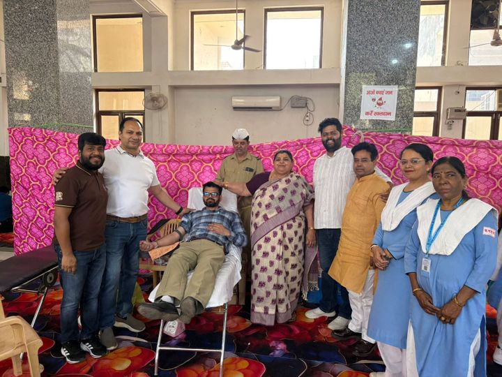 पंजाबी धर्मशाला पलवल में संत निरंकारी मिशन द्वारा लगाया गया महा रक्तदान शिविर