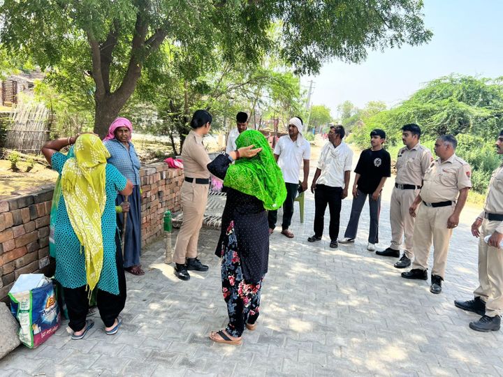 नशा मुक्ति टीम का डोर टू डोर अभियान, गांव चिरावटा में ग्रामीणों को किया जागरूक