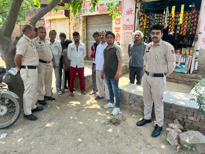 नशा मुक्ति टीम का डोर टू डोर अभियान, गांव विजयगढ़ में ग्रामीणों को किया जागरूक
