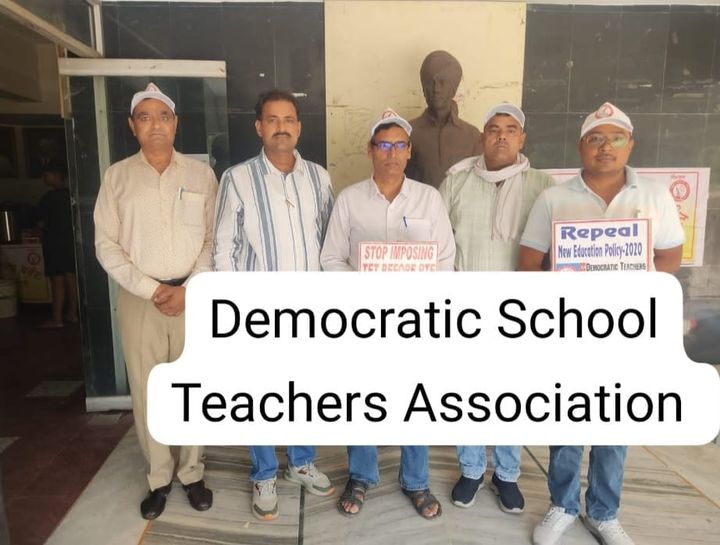 बिना देरी सरकार 20 वर्षों से कार्यरत अतिथि अध्यापकों को करे नियमित