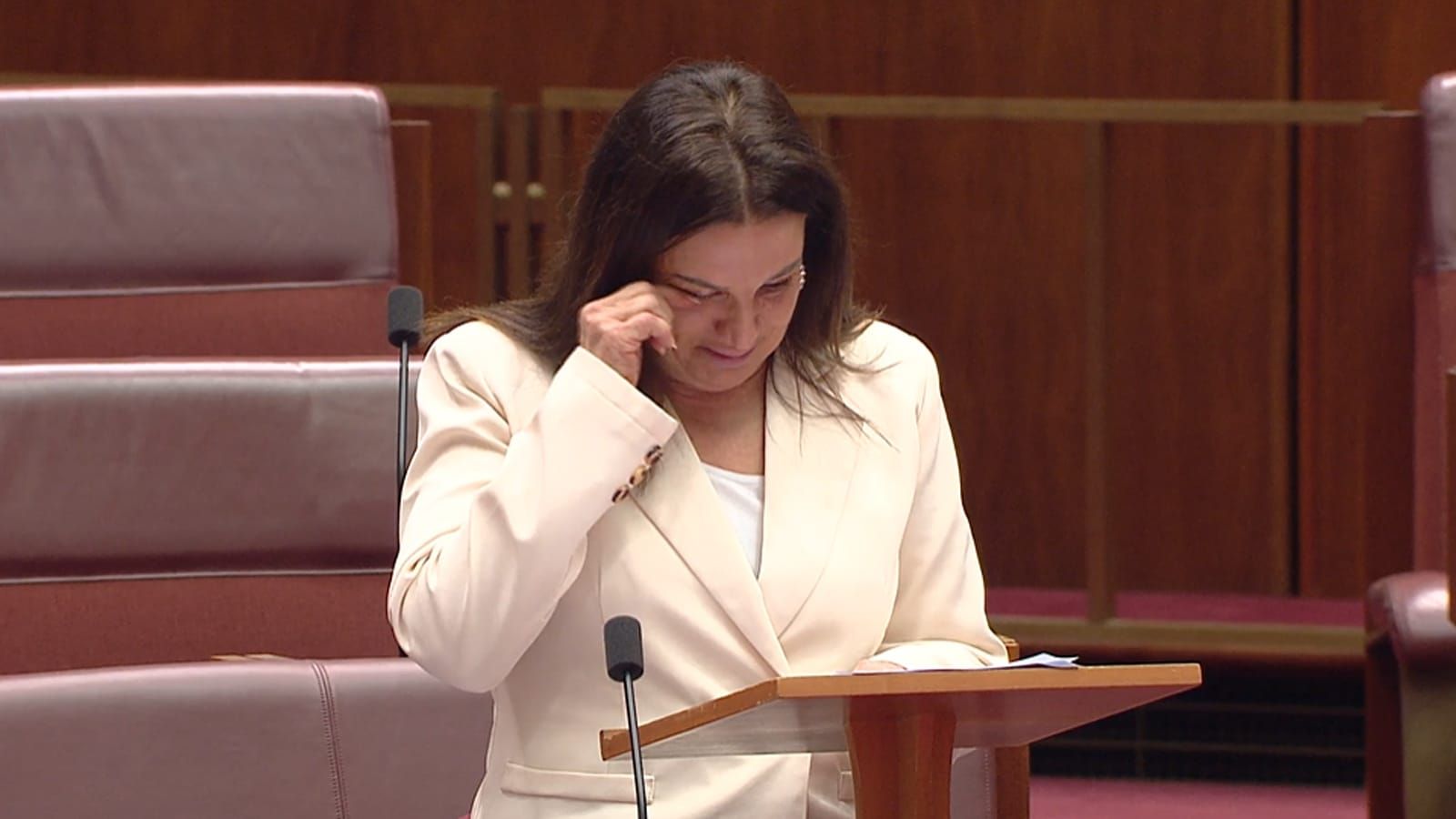 Jacqui Lambie Demands Albanese 'drop the bloody' Veteran Cap while Senate Agrees and Labor Votes No