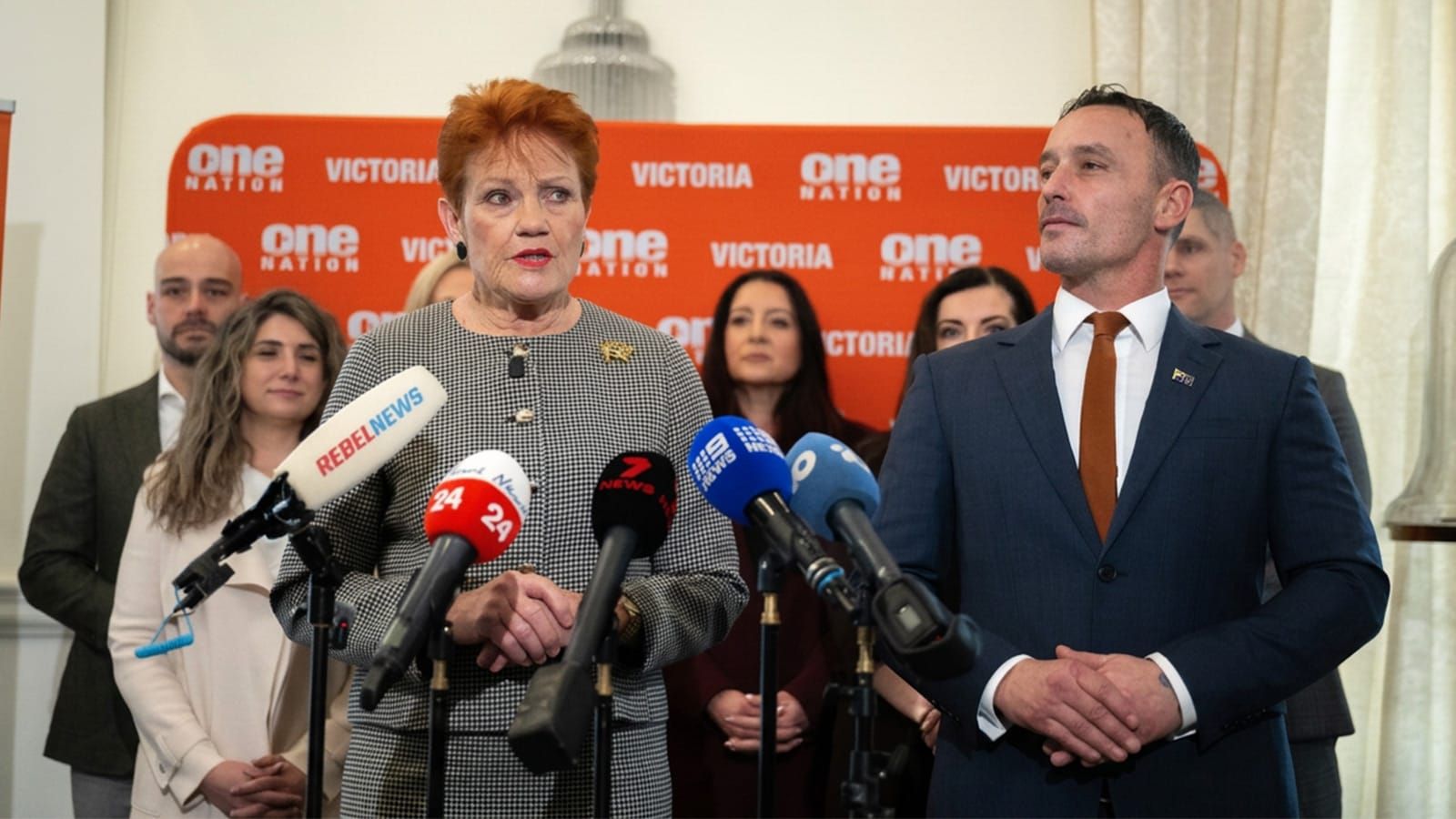 Pauline Hanson locked the ABC and The Guardian out, Rebel News streamed the whole press conference