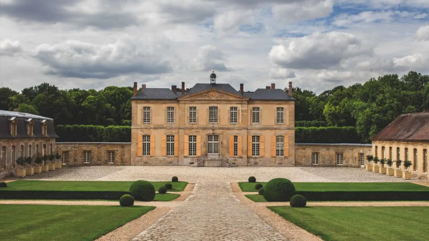With imposing buildings and meticulously kept land, this chateau promises a pinnacle of aristocratic living.