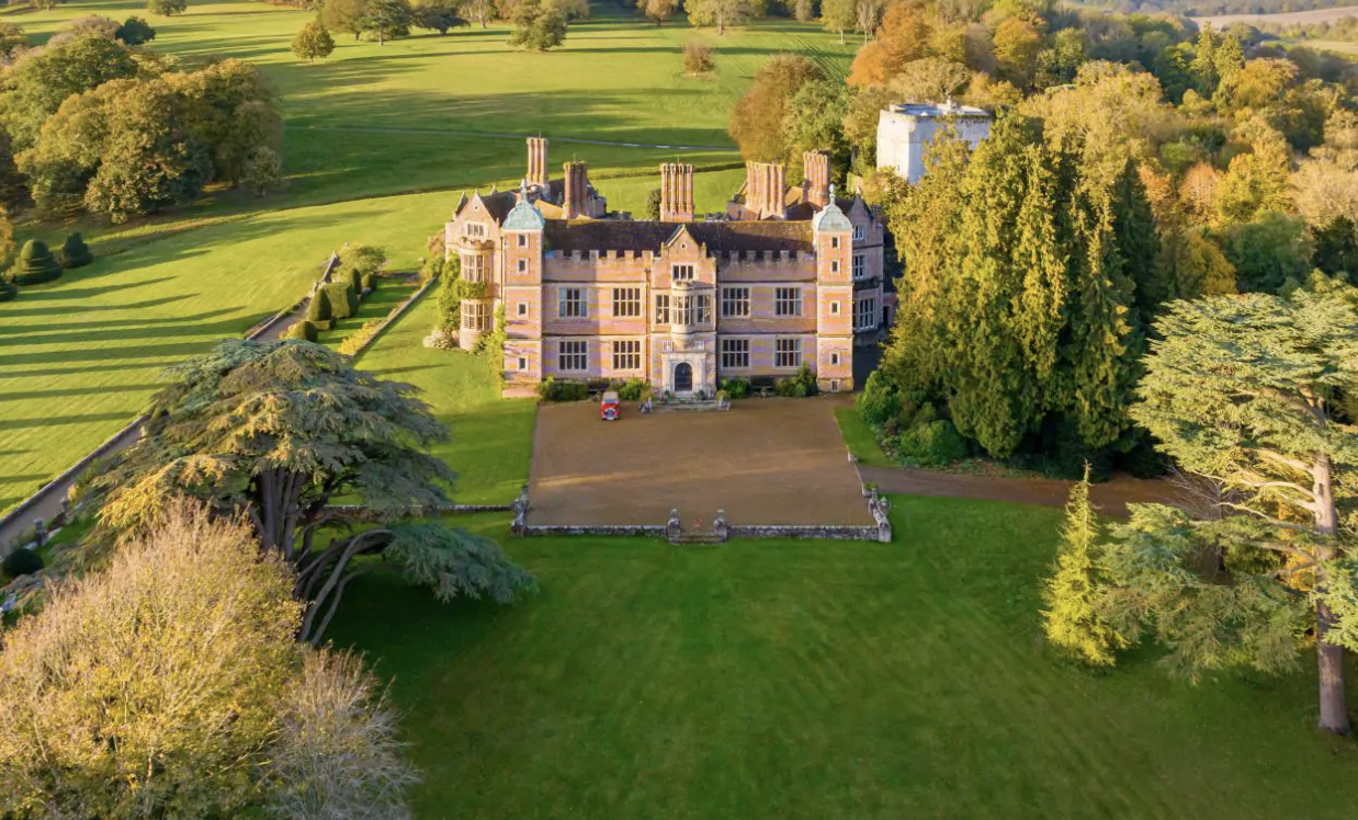 The captivating verdant land surrounding this aristocratic residence offers utmost seclusion and serenity. 