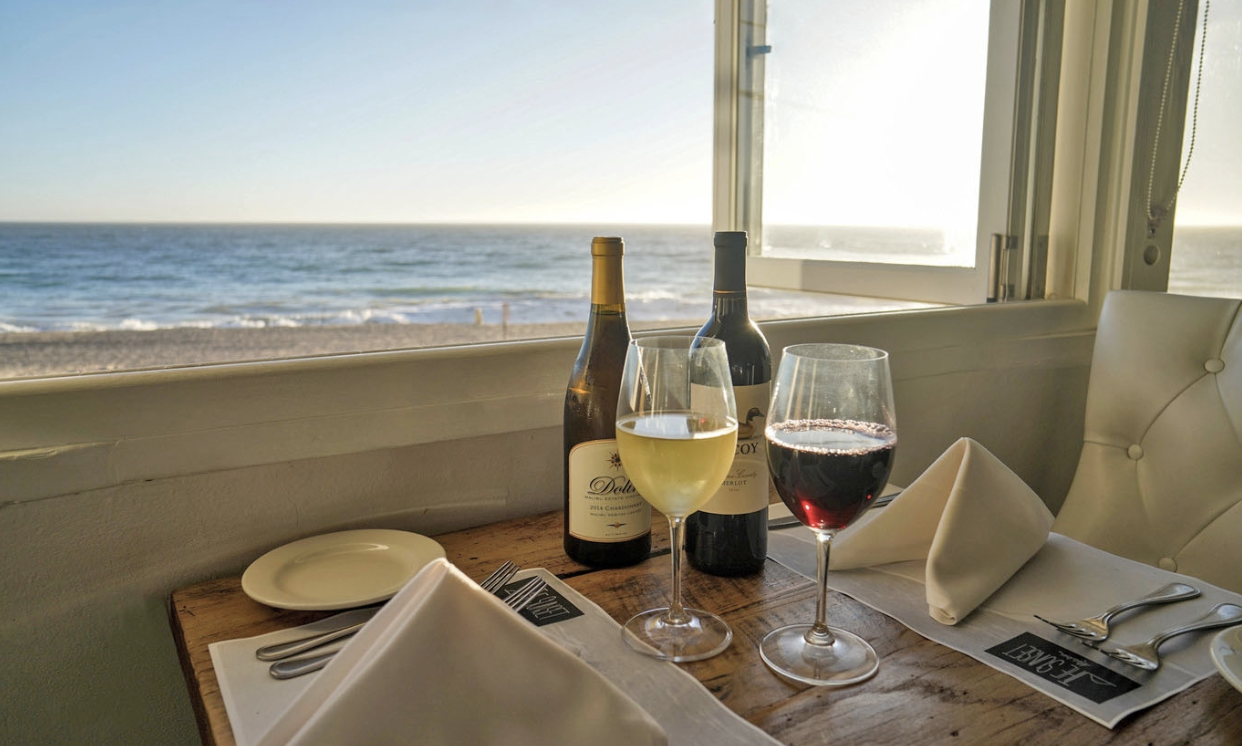 Oceanfront dining in a relaxed coastal ambiance, overlooking the Pacific.&nbsp;