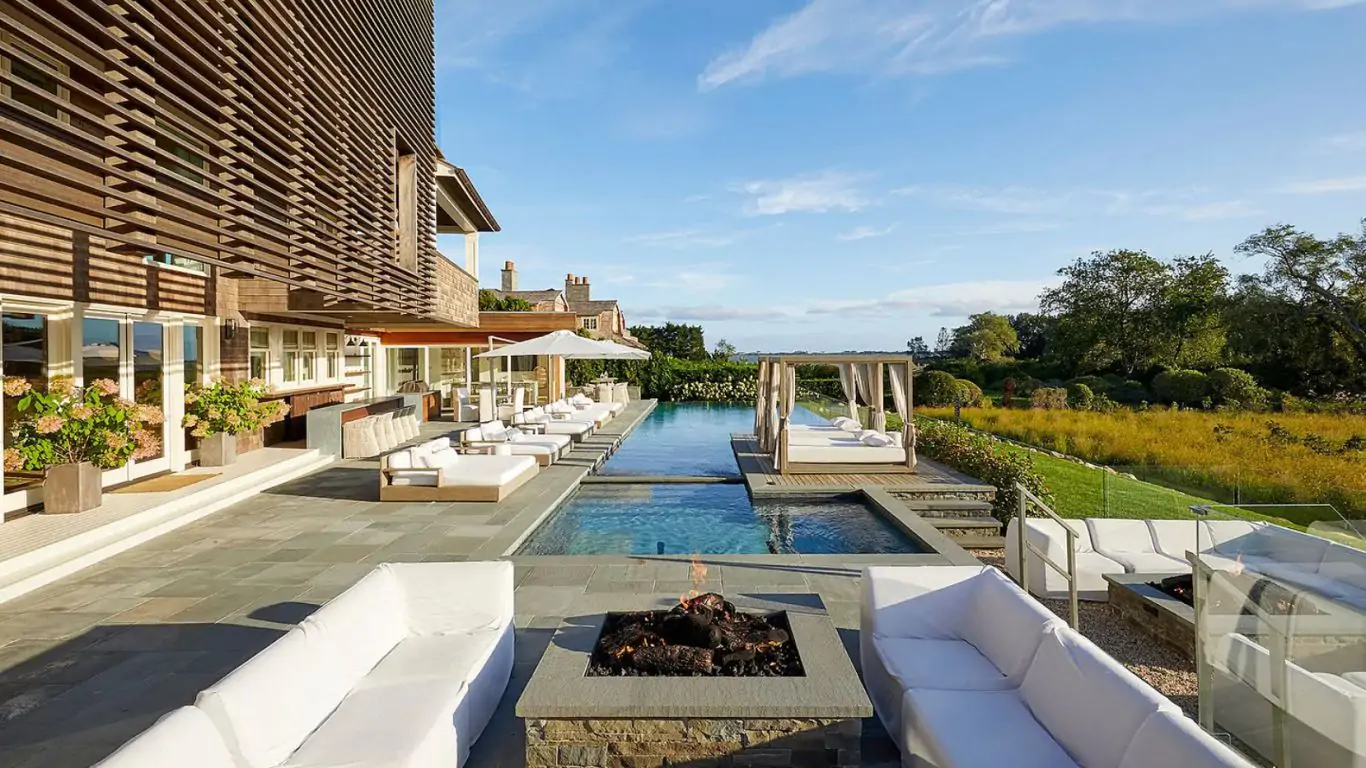 The estate’s stunning infinity pool, nestled amidst breathtaking nature, effortlessly blending with the home’s modern design.