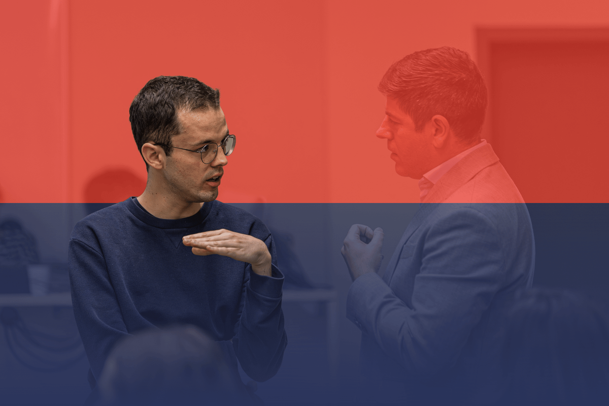 Dues persones xerren sobre dos rectangles vermell i blau semitransparents. La persona de l'esquerra queda per sobre i ressaltada, la de la dreta queda per sota i difuminada.