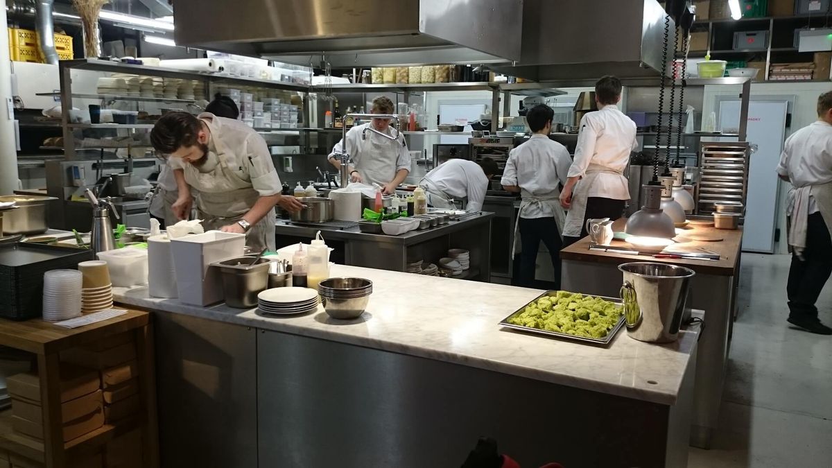 Une cuisine avec des cuisiniers