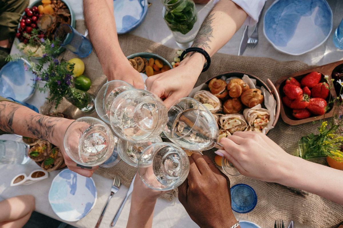 Bien accueillir un nouvel employé avec un repas d’équipe