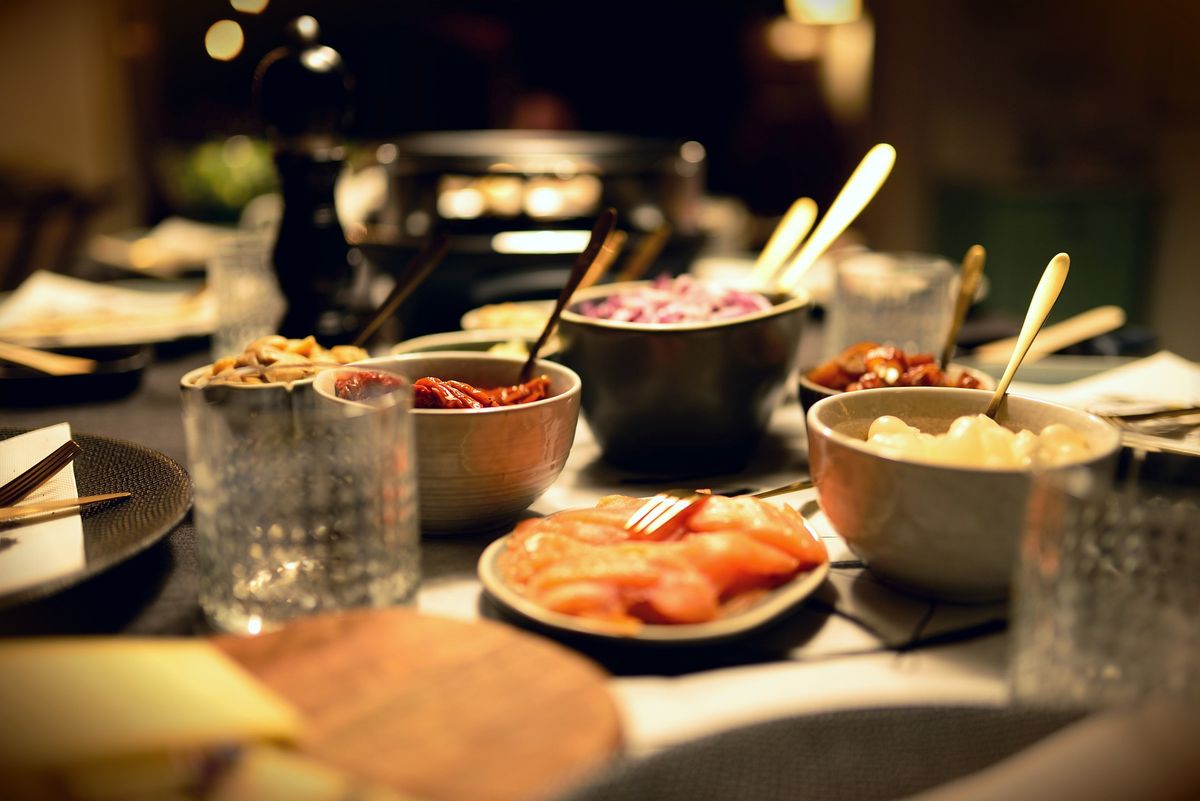 Réussir sa Raclette Party : Nos conseils et astuces de traiteur