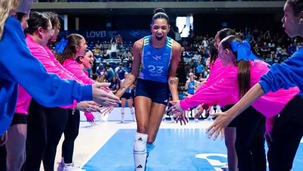Due modi di possedere un campionato: il volley europeo e l'esperimento americano, raccontati dall'economia della governance