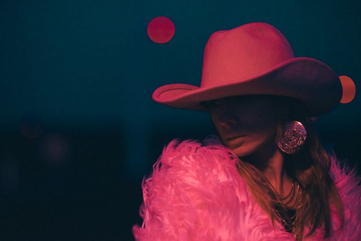 Woman wearing a pink cowboy hat