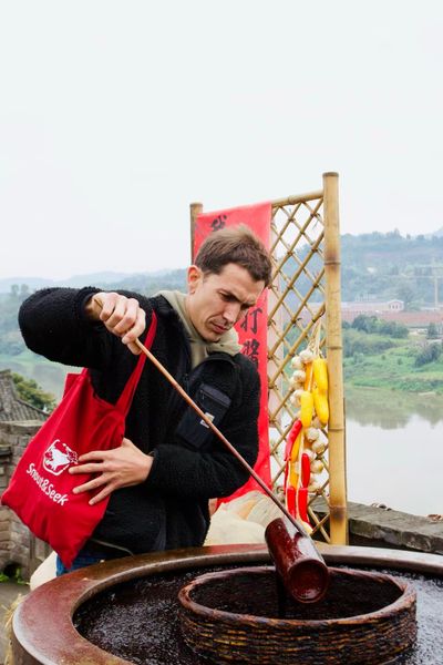 Giacomo Lorandi pouring out soy sauce in Luzhou.