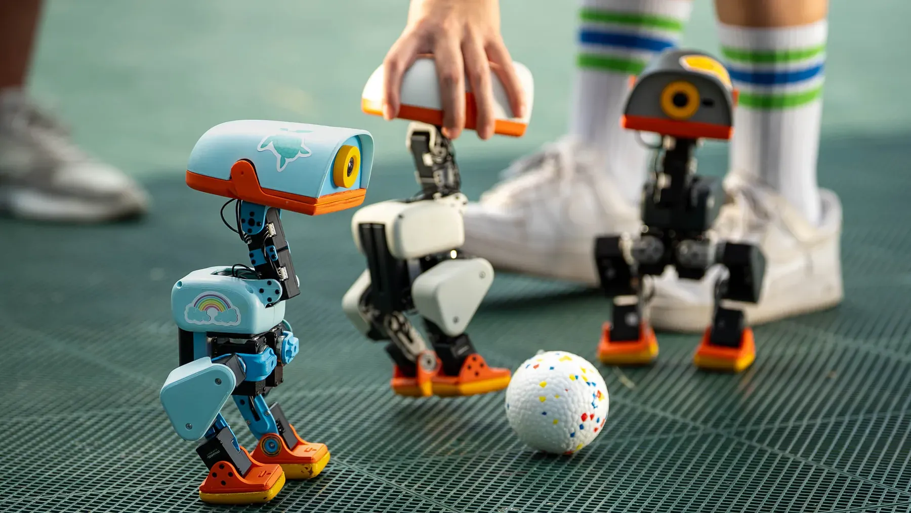 Hugging Face lance Microduck, un robot open source à 399 $ pour l'apprentissage par renforcement