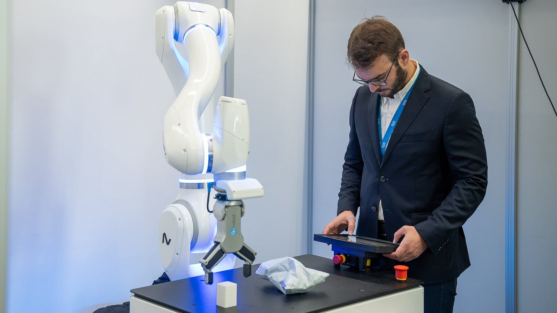 TUM MIRMI researchers control a NEURA robot using gestures at the TUM RoboGym