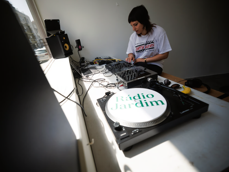 Rádio Jardim leva a escuta coletiva ao espaço público com novas emissões no Porto