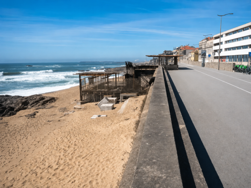 Escadas de acesso à Praia do Ourigo sofrem derrapagem de 128% e conclusão da obra é adiada para o final de 2027