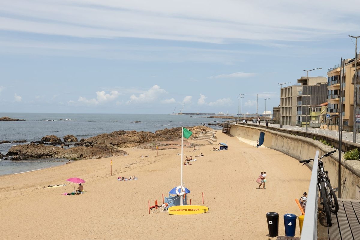 Praia do Ourigo recupera escadas: o que muda durante a obra prevista para 15 dias