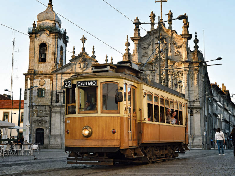 O elétrico 22 voltou a ligar Carmo e Batalha depois de quase cinco anos
