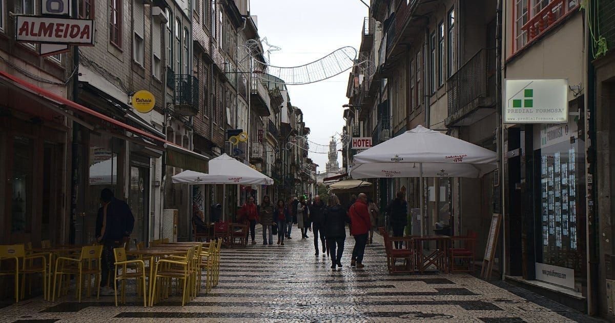 A Rua de Cedofeita é pedonal, mas esta semana tem carros e camiões. Quem lá mora e passa conta o que não percebe