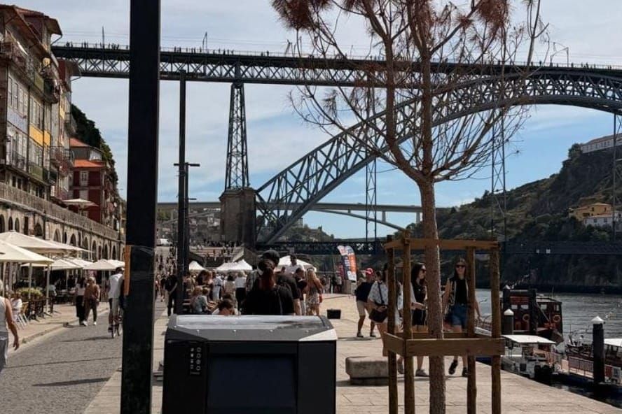 Na Ribeira e em Santa Catarina, as papeleiras já avisam quando estão cheias