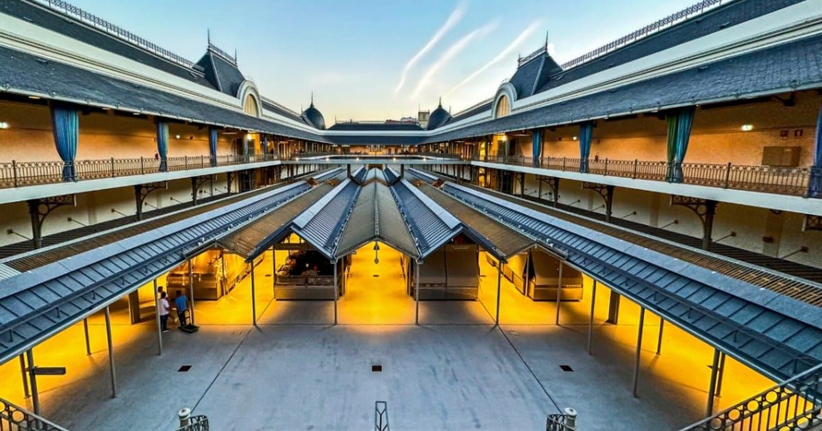 Cem pessoas abraçaram o Bolhão. À porta, outros comerciantes gritavam "o Bolhão é de quem trabalha"