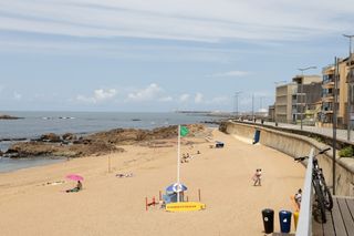 Praia do Ourigo recupera escadas: o que muda durante a obra prevista para 15 dias