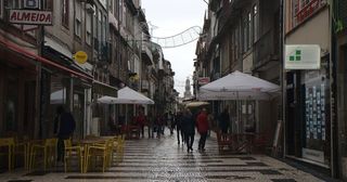 Rua de Cedofeita, zona pedonal do Porto, com esplanadas e peões