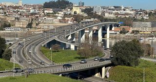 Ponte do Freixo, ligação da VCI, vista de Gaia, com o Porto ao fundo