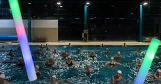 Aula de hidroginástica noturna numa piscina municipal do Porto, na Semana Europeia do Desporto