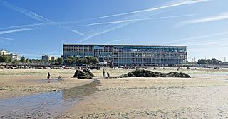 Edifício Transparente, em frente à Praia Internacional, no Porto