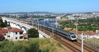 Linha do Norte junto ao Freixo, em Campanhã, com casas ao lado da via