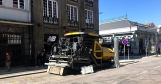 Máquina de pavimentação numa obra na Rua de Fernandes Tomás, no Porto (foto de arquivo)