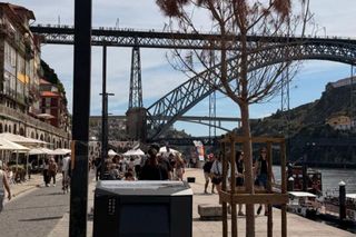 Na Ribeira e em Santa Catarina, as papeleiras já avisam quando estão cheias