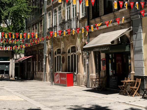 Galeria de Paris recupera calçada histórica e reforça espaço para os peões no centro do Porto