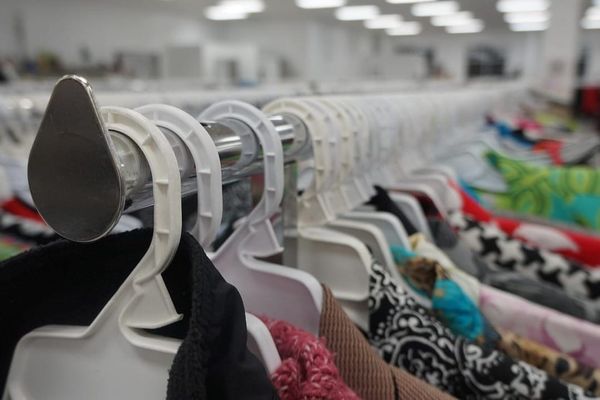 Na Rua Duque de Loulé, roupa usada deixa de ter preço e passa de mão em mão