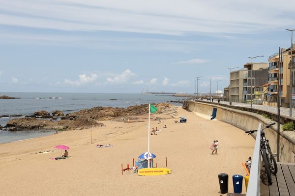 Praia do Ourigo recupera escadas: o que muda durante a obra prevista para 15 dias