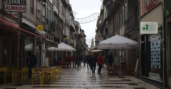Rua de Cedofeita, zona pedonal do Porto, com esplanadas e peões