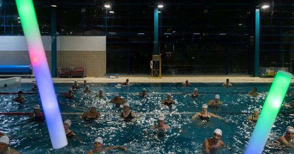 Aula de hidroginástica noturna numa piscina municipal do Porto, na Semana Europeia do Desporto