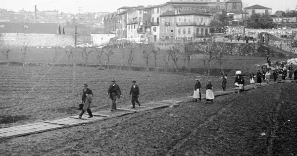 Operários a caminhar na Rua do Freixo, em Campanhã, em 1936, fotografia do Arquivo Histórico Municipal do Porto